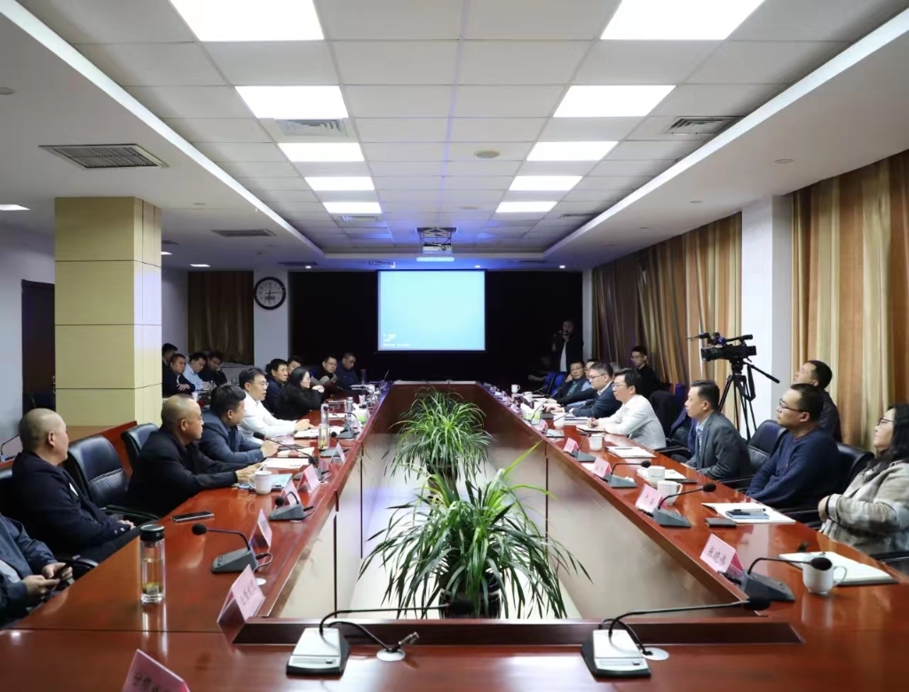 上缆所向导到卡卡湾厅考察